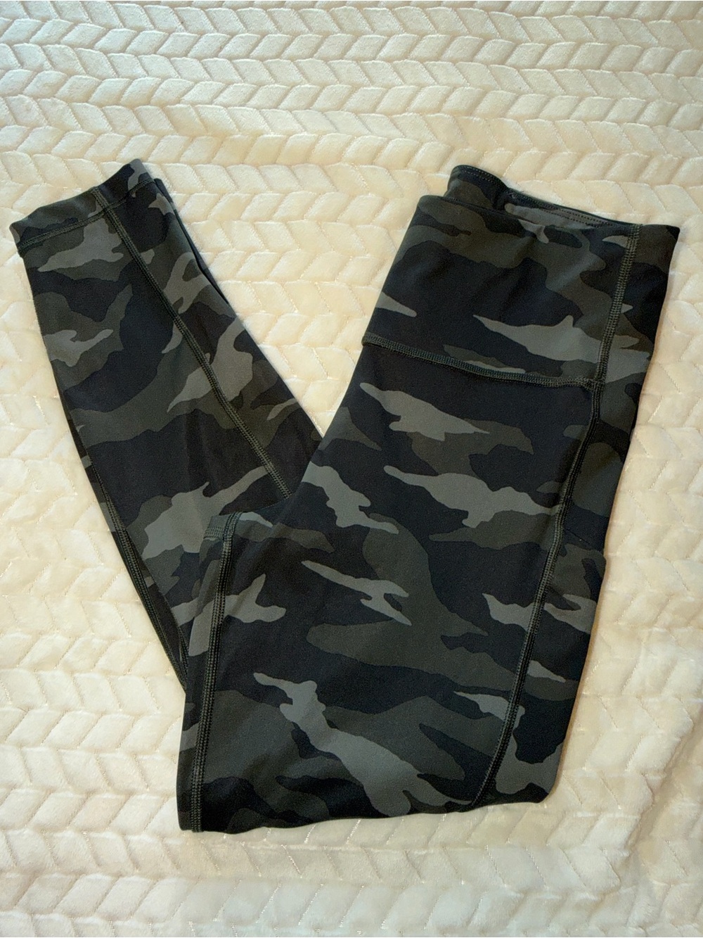 Athleta Ultimate Camo 7/8 Tight Green Size Small Petite